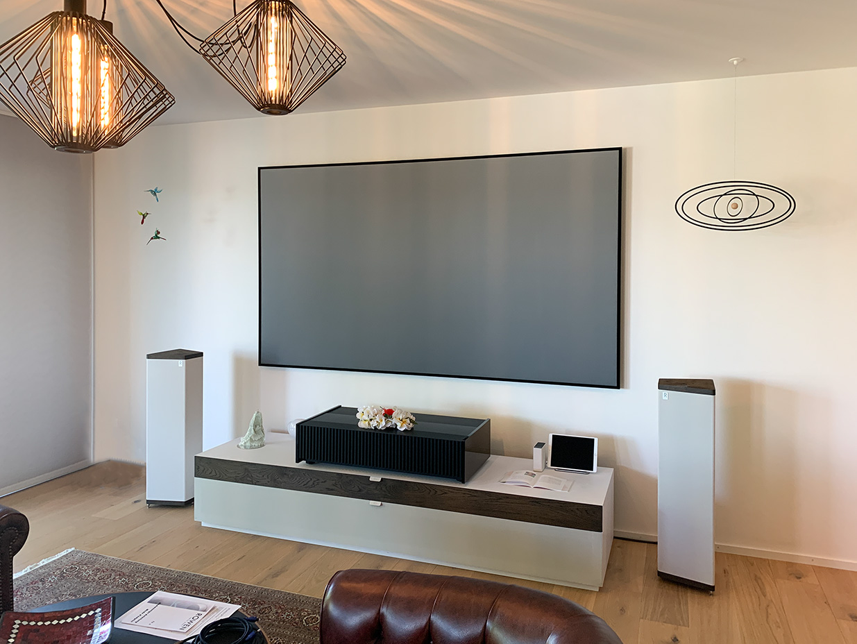 Swiss HD Möbel und ROWEN S6